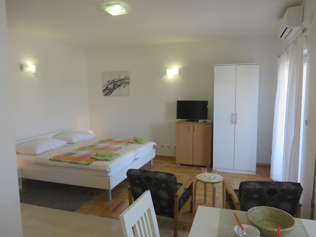 Filipovic Apartments With Pool Биоград на Мору Екстериор снимка
