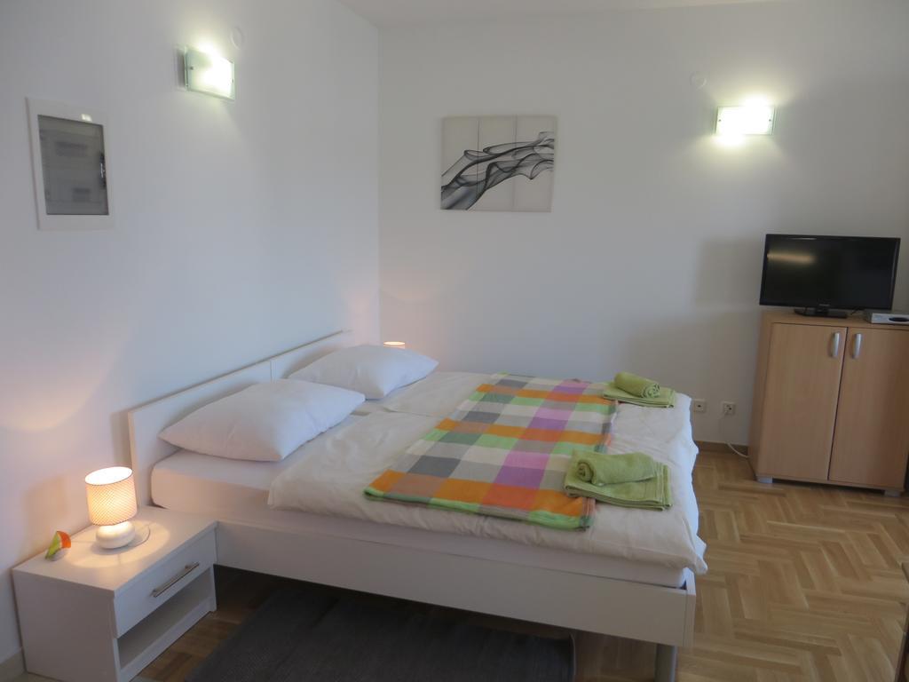 Filipovic Apartments With Pool Биоград на Мору Екстериор снимка